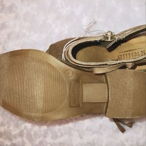 Little girl's sandals
